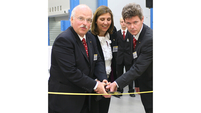 Konsernijohtaja Thomas Kaeser, konsernin laatupäällikkö Tina-Maria Vlantoussi-Kaeser ja Kaeser Kompressorit Oy:n toimitusjohtaja Krister Wennström vihkivät uudet toimitilat virallisesti käyttöön
