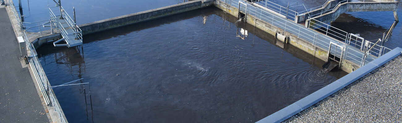 Jätevedenpuhdistamo 85 000 asukkaan Kitzingenissä.