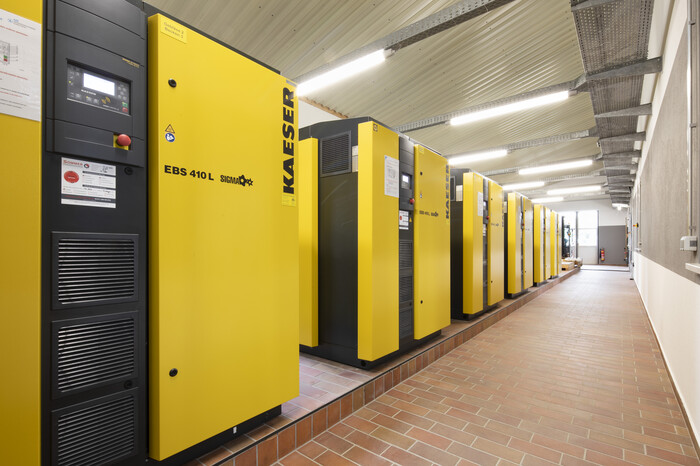 Energiaa säästävä käynti KAESERin EBS-ruuvipuhaltimien avulla.