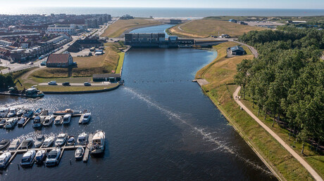 The Great Bubble Barrierin kuplaverho Katwijkissa, Alankomaissa.