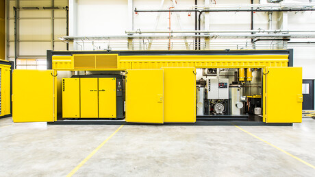 Avattu paineilmakontti – näkyvissä Kaeser-ruuvikompressorit.