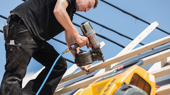 Käsityöammatteihin suunniteltu Kaeserin i.Comp 3 -mäntäkompressori tuottaa myös paineilmanaulaukseen aina tarpeita vastaavaa paineilmaa.