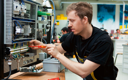 Koulutus teollisuussähköasentajaksi