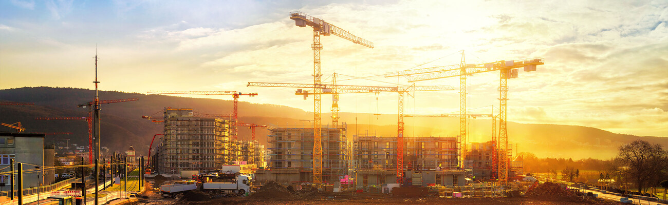 Paineilmakompressori työmaakäytössä – tehokasta KAESER-tekniikkaa monipuolisiin paineilman käyttökohteisiin rakennustyömaalla.