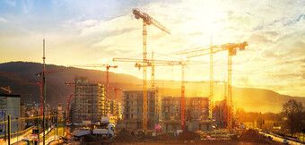 Paineilmakompressori työmaakäytössä – tehokasta KAESER-tekniikkaa monipuolisiin paineilman käyttökohteisiin rakennustyömaalla.