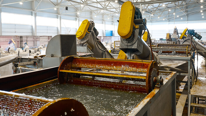 Kompressorin poistoilma lämmittää osien puhdistuksessa käytettävän veden.